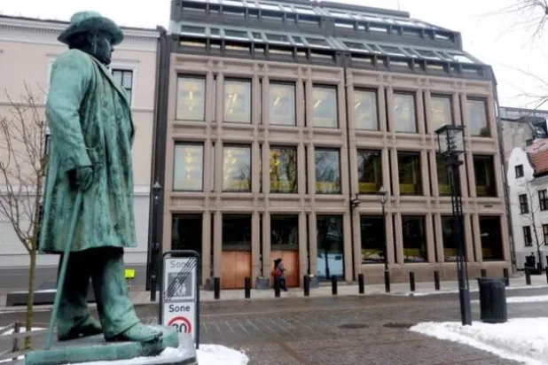 صورة عامة للبنك المركزي النرويجي حيث يقع صندوق الثروة السيادي النرويجي في أوسلو (رويترز)
