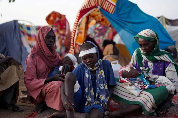 أشخاص فرّوا من الفاشر بالسودان في مخيم للنازحين بالطويلة شمال دارفور 27 أكتوبر 2025 (رويترز)