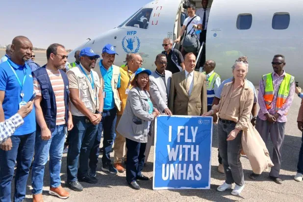 منسقة الشؤون الإنسانية دينيس براون مع فريق الأمم المتحدة الذي وصل إلى مطار الخرطوم الخميس 26 فبراير 2026 (الشرق الأوسط)