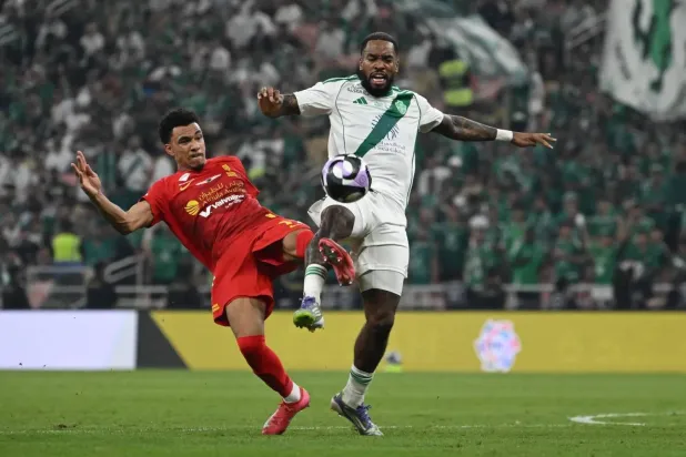 من المواجهة التي جمعت الأهلي والقادسية دورياً في جدة (تصوير: علي خمج)