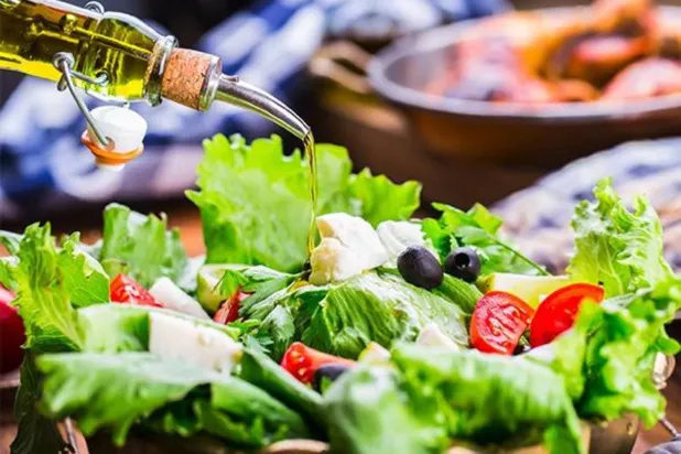 النظام الغذائي الصحي يلعب دوراً مهماً في تقليل خطر الإصابة بسرطان القولون والمستقيم (أ.ف.ب)