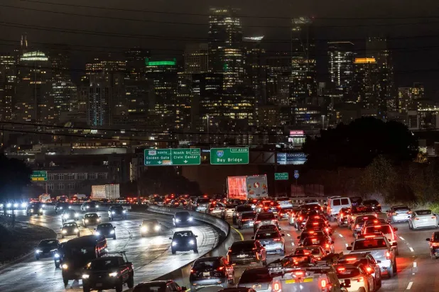 ضوضاء الطرق تعد أحد أبرز مصادر التلوث الضوضائي في المدن (رويترز)