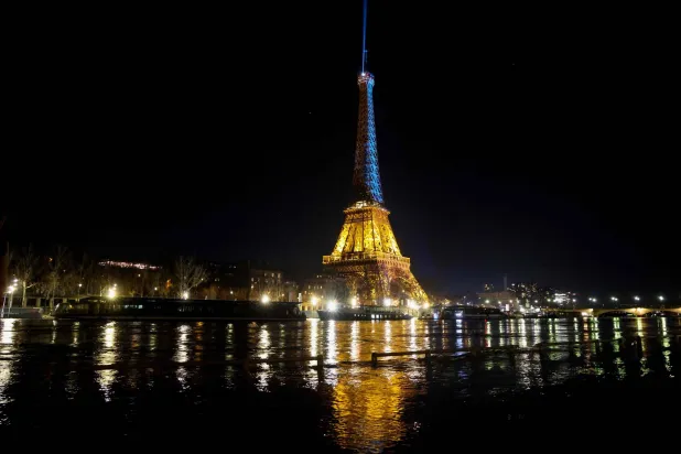 خلال إضاءة برج إيفل بألوان العلم الأوكراني بمناسبة الذكرى السنوية الرابعة للغزو الروسي لأوكرانيا 24 فبراير 2026 (أ.ف.ب)