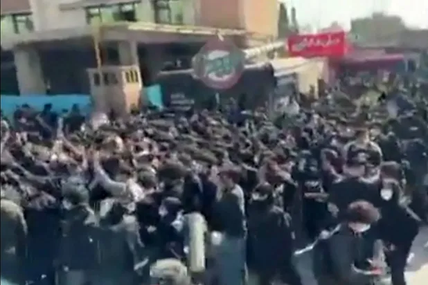 لقطة من فيديو تظهر مظاهرات لطلاب إيرانيين في جامعة أمير كبير للتكنولوجيا بطهران يهتفون ضد القيادة الإيرانية (أ.ف.ب)