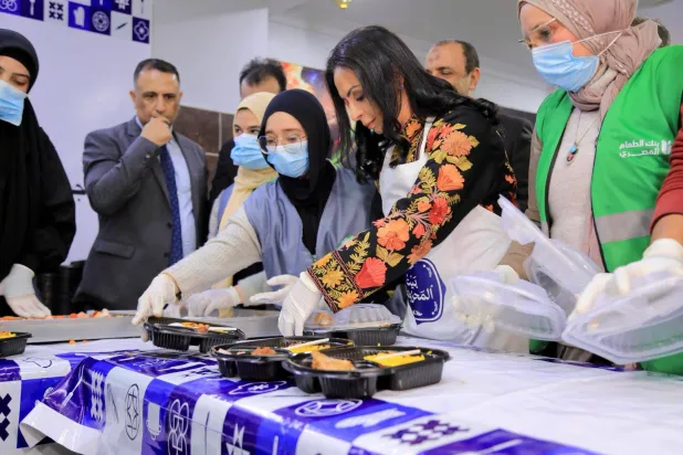 وزيرة التضامن الاجتماعي تشارك في إعداد وجبات إفطار للمحتاجين (متحدث الوزارة عبر صفحته على «فيسبوك»)