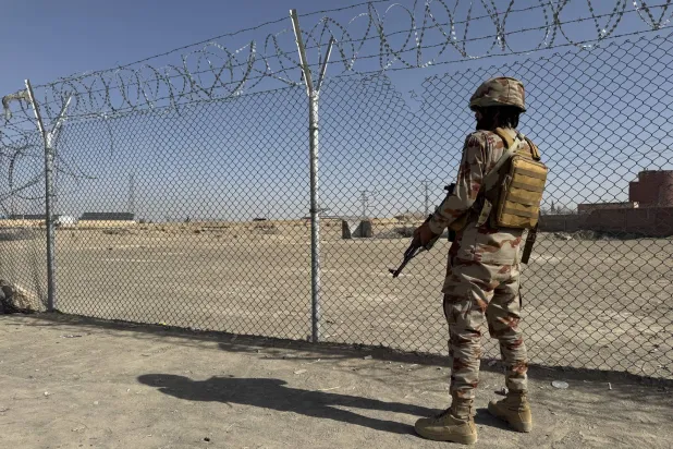 جندي باكستاني يؤدي نوبة حراسة على الحدود الباكستانية الأفغانية (إ.ب.أ)