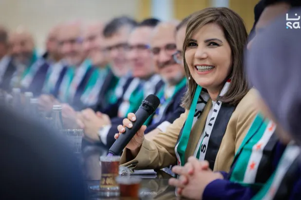 مجموعة من الدبلوماسيين المنشقين عن النظام الأسد استضافتهم الخارجية السورية نوفمبر الماضي (سانا)