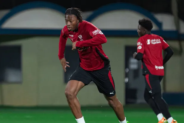 محمد ميتي خلال استعدادات الهلال للمباراة (موقع النادي)