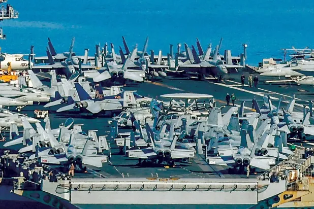حاملة الطائرات الأميركية «جيرالد فورد» لدى مغادرتها جزيرة كريت اليونانية أمس (أ.ف.ب)