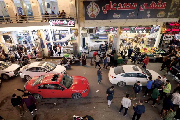  حركة رمضانية في شارع بإحدى ضواحي بغداد أمس (أ.ف.ب)