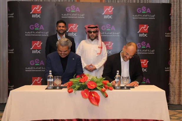 جانب من توقيع العقد المشترك برعاية المستشار تركي آل الشيخ في القاهرة الخميس (هيئة الترفيه)