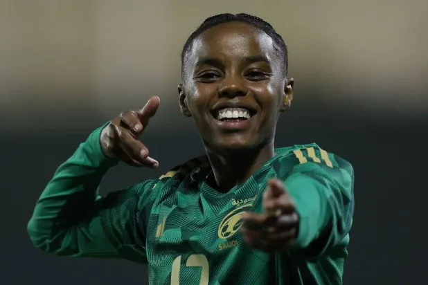 اللاعبة فدوى خالد تحتفل بهدفها في شباك البحرين (الشرق الأوسط)