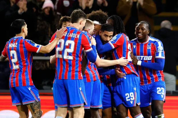 فرحة لاعبي كريستال بالاس بالهدف الثاني (إ.ب.أ)