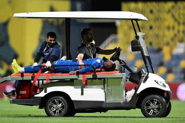 لحظة إصابة اليامي خلال مواجهة التعاون والهلال (تصوير: بشير صالح) 