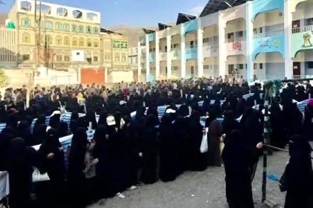  يمنيات يتجمعن في باحة مدرسة حكومية في إب للحصول على وجبة إفطار (فيسبوك)