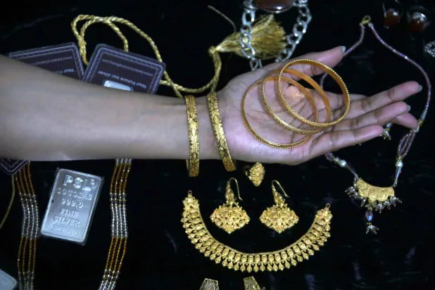 تعرض امرأة حُليّاً من الذهب والفضة داخل متجر في كراتشي باكستان (رويترز)
