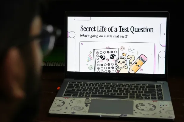 شخص يستخدم تطبيقات الذكاء الاصطناعي على حاسوبه المحمول في نيودلهي (أ.ب)