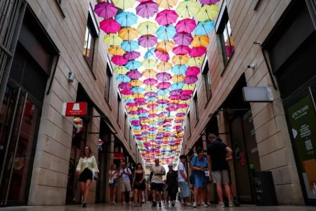 يمشي الناس عبر منطقة التسوق «بروميناد سانت كاثرين» في بوردو بفرنسا (رويترز)