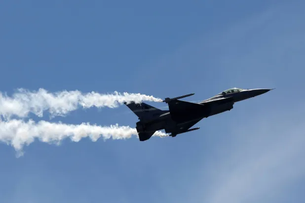 طائرة مقاتلة تابعة لسلاح الجو الباكستاني تحلّق خلال احتفالات في كراتشي... باكستان 23 مارس 2017 (رويترز)