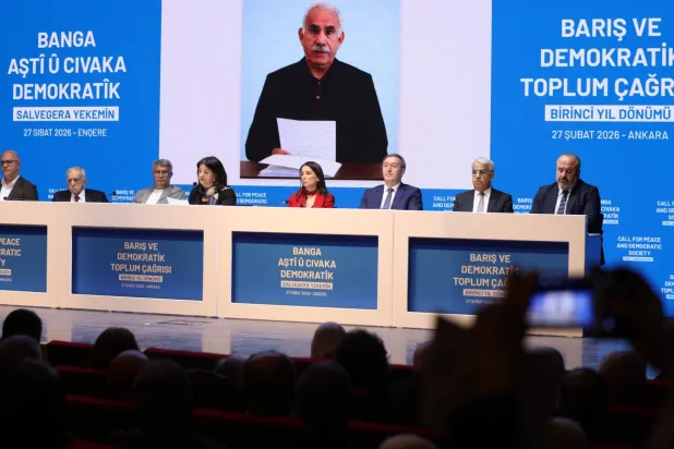 مؤتمر صحافي نظمه حزب «الديمقراطية والمساواة للشعوب» المؤيد للأكراد في أنقرة الجمعة لعرض رسالة زعيم حزب «العمال الكردستاني» السجين عبد الله أوجلان (حساب الحزب في «إكس»)