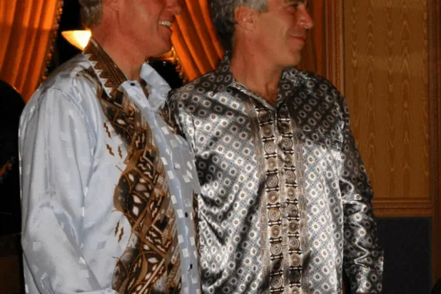 صورة تجمع الرئيس الأميركي الأسبق بيل كلينتون وجيفري إبستين ضمن الملفات المفرج عنها من جانب وزارة العدل الأميركية (رويترز)