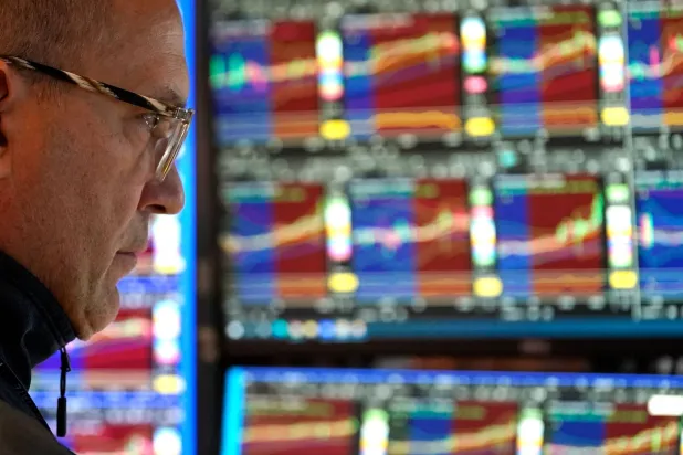 متداول يعمل في بورصة نيويورك (أ.ف.ب)