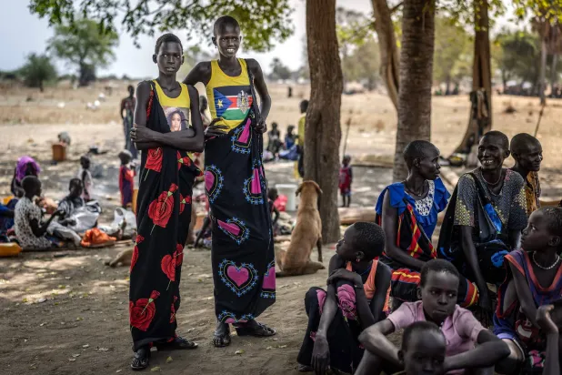 فتيات من مجتمع الدينكا يتجمعن تحت ظل شجرة في موقع لتجمّع النازحين بالقرب من مينغكامان في جنوب السودان... 14 فبراير 2026 (أ.ف.ب)