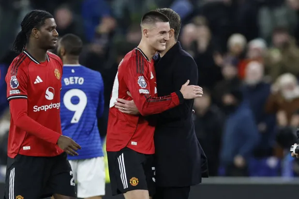 مايكل كاريك مدرب مان يونايتد يهنئ مهاجمه بنيامين سيسكو على تألقه (رويترز)