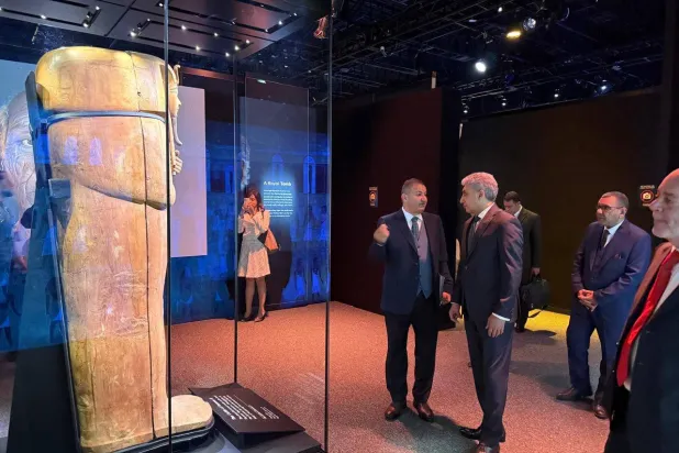 تجهيزات المعرض الأثري في لندن (وزارة السياحة المصرية)