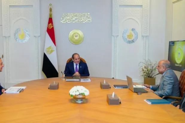 الرئيس المصري عبد الفتاح السيسي خلال اجتماع مع رئيس الوزراء ووزير الكهرباء منتصف فبراير الحالي (الرئاسة المصرية)