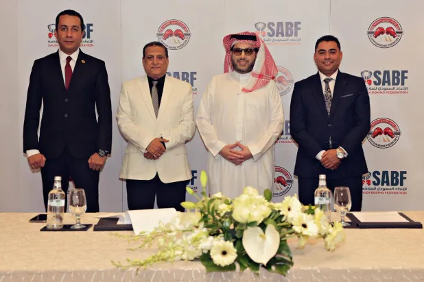 المستشار تركي آل الشيخ مع اللواء مجدي اللوزي بعد توقيع بروتوكول التعاون (الشرق الأوسط)