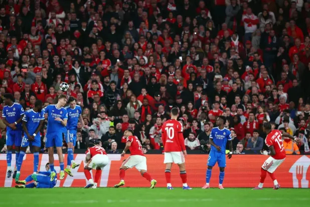 جماهير بنفيكا في مواجهة ريال مدريد (رويترز)