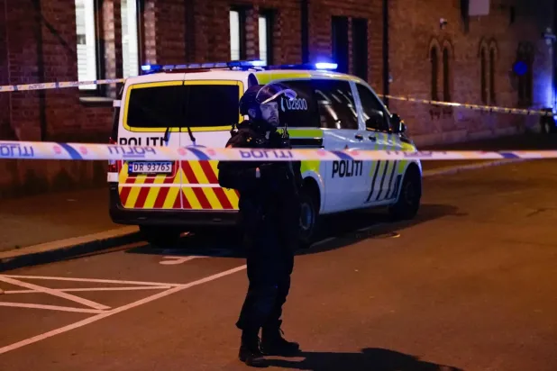 Norveç polisi Oslo'da güvenlik kordonu oluşturdu (AFP)