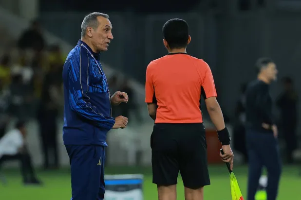 دونيس عبّر عن غضبه من أداء حكم المباراة في مواجهة فريقه أمام الاتحاد (تصوير: محمد المانع)