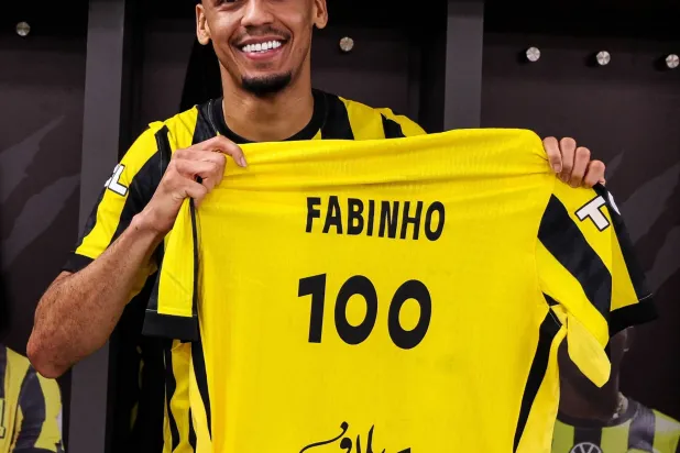 فابينهو يحمل قميصا خاصا بمباراته الـ100 مع الاتحاد (موقع النادي)