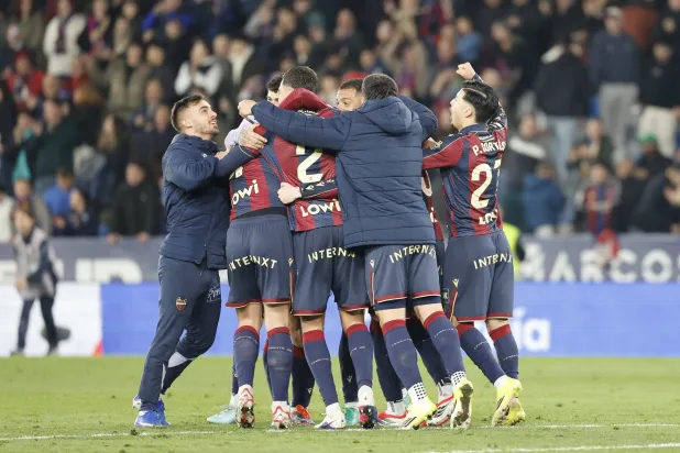 لاعبو ليفانتي يحتفلون بالفوز (إ.ب.أ)