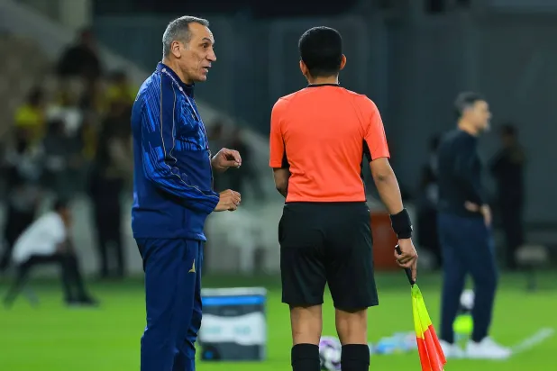 دونيس يناقش رجل الخط خلال المباراة (تصوير: محمد المانع)