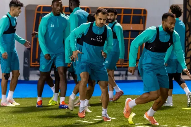 لاعبو الفيحاء خلال استعداداتهم للمباراة (موقع النادي)