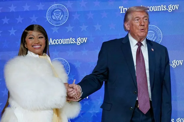 ترمب مع مغنية "الراب" الترينيدادية نيكي ميناج (آ ب)