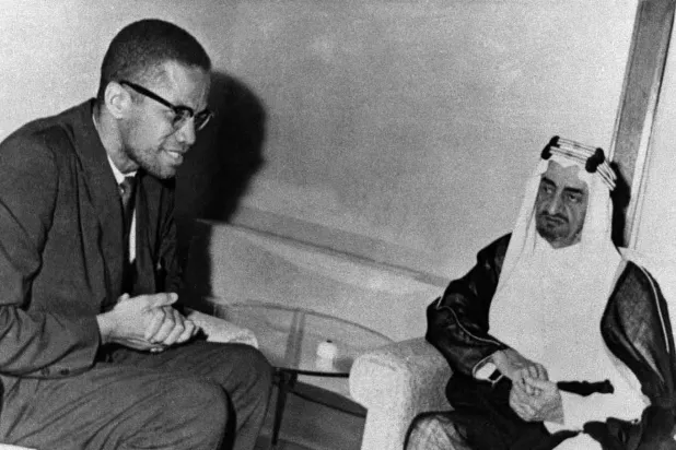 الناشط الأيود الراخل خلال لقائه بالمغفور له الملك فيصل بن عبد العزيز عام 1964 (آ ب)