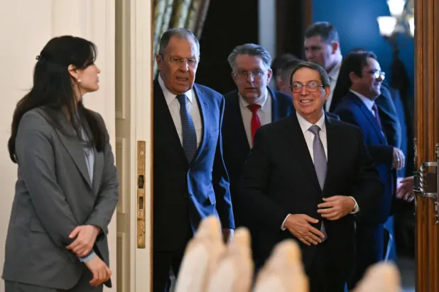 Rusya Dışişleri Bakanı Sergey Lavrov ve Küba Dışişleri Bakanı Bruno Rodriguez, 18 Şubat 2026'da Moskova'da gerçekleşen bir toplantı sırasında odaya giriyorlar (AFP)