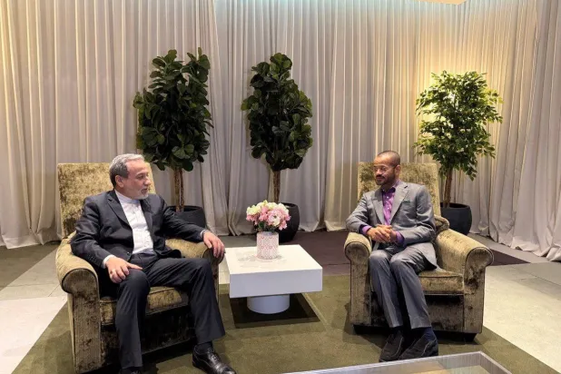 وزير الخارجية العماني بدر البوسعيدي يجري مشاورات مع نظيره الإيراني عباس عراقجي في جنيف الأربعاء (الخارجية الإيرانية_رويترز)