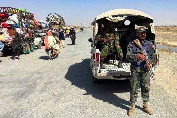  Belucistan polisi, Pakistan ve Afgan güçleri arasında Chaman'daki sınır geçiş noktasında çıkan çatışmanın ardından Chaman sınır kapısına giden yolu koruma altına aldı (Reuters)