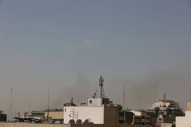İsrail'in İran'a önleyici saldırı başlattığını açıklamasının ardından Tahran'da yükselen dumanlar (Reuters)