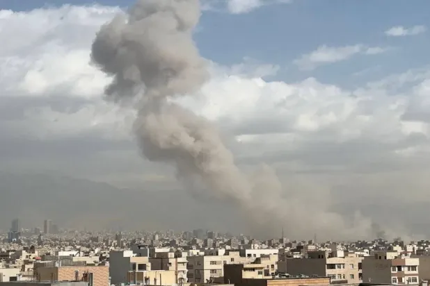 Tahran'daki bombalamadan yükselen dumanlar (Reuters)