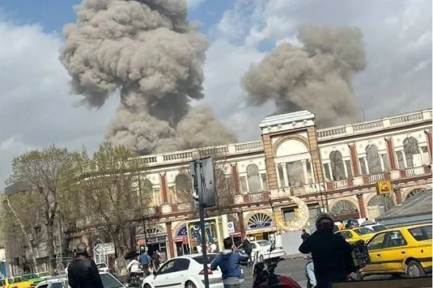 أعمدة الدخان تتصاعد في منطقة باستور