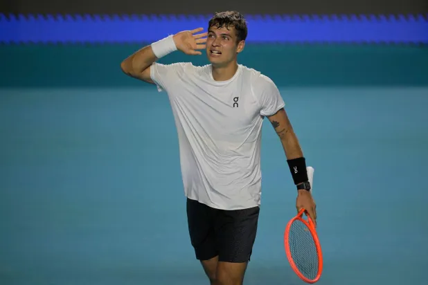 الإيطالي فلافيو كوبولي يحيّي الجماهير بعد فوزه في أكابولكو (أ.ف.ب)