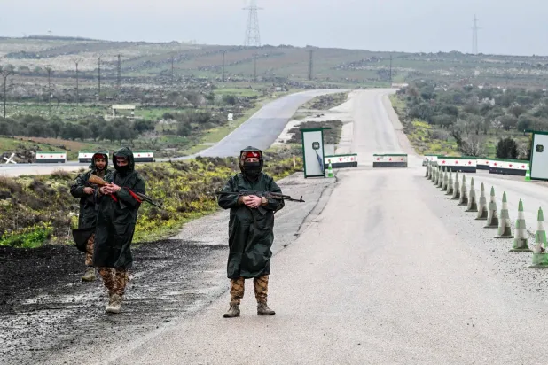 جنود سوريون ينتشرون على احد الطرقات على مشارف السويداء بجنوب البلاد (أ.ف.ب)