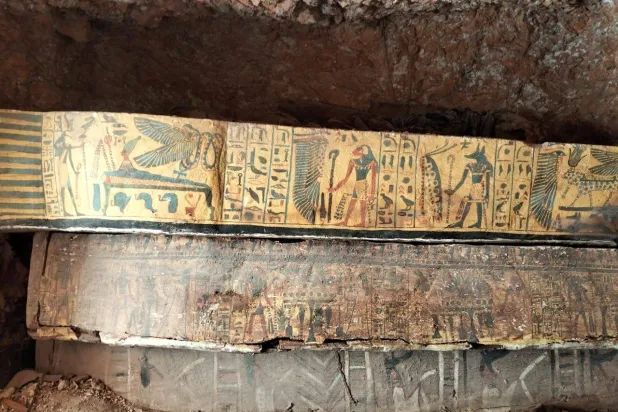 التوابيت التي وجدتها البعثة ضمن الخبيئة (وزارة السياحة والآثار)