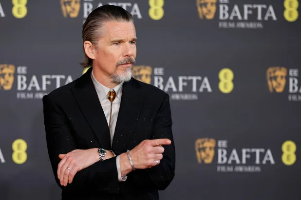  إيثَن هوك خلال حضوره حفل توزيع جوائز البافتا في لندن (إ.ب.أ)